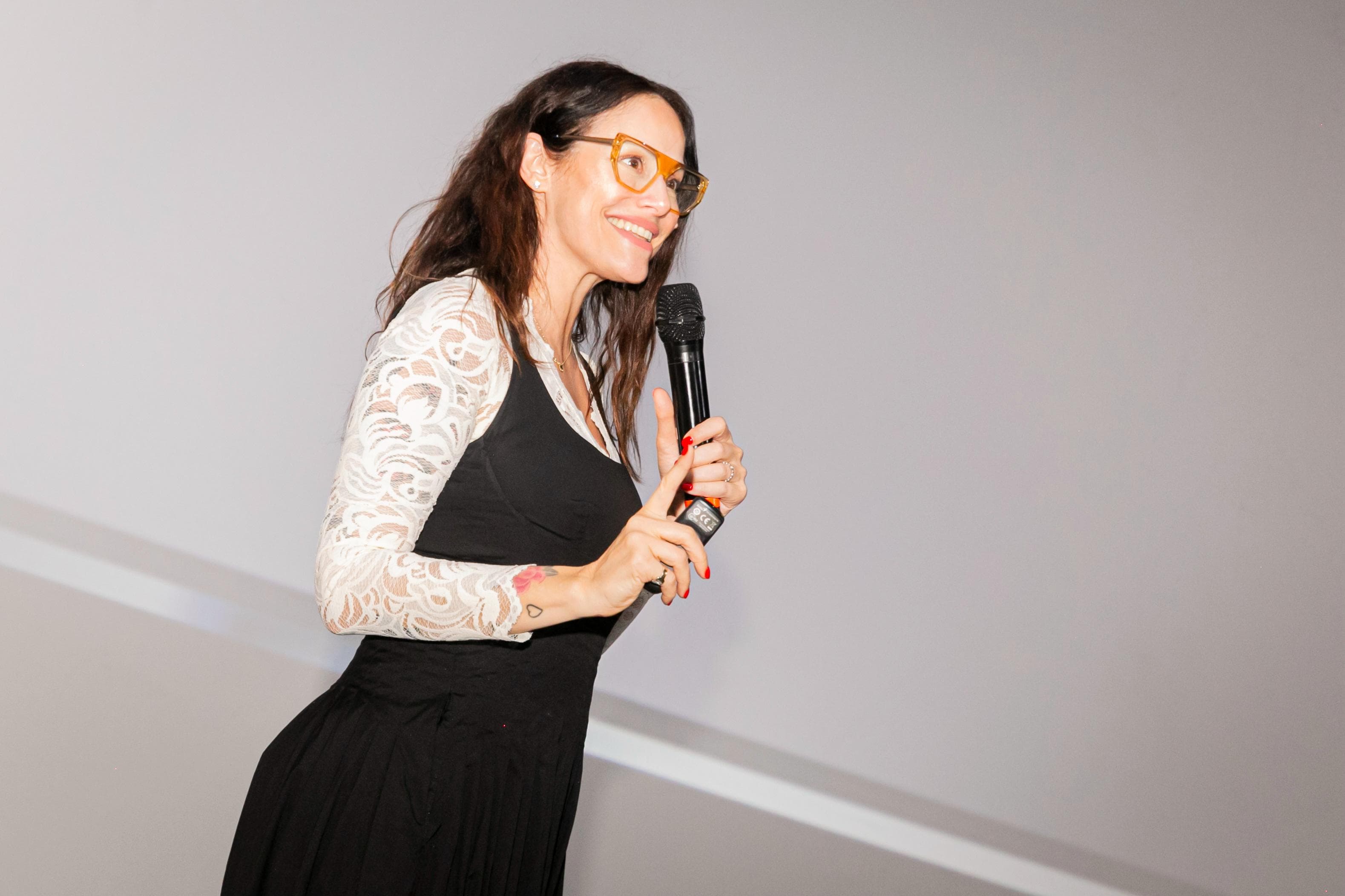 Connie Ansaldi hablando con micrófono